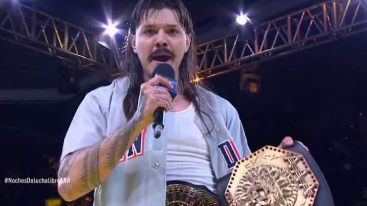 Dominik Mysterio holding the AAA Mega Title