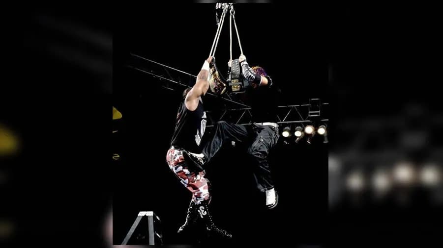 https://cultaholic.com/files/images/55d6157df5a72353d44f28184cfe0c0d055de4d6-D-VON-DUDLEY-JEFF-HARDY-SUMMERSLAM-2000.jpg