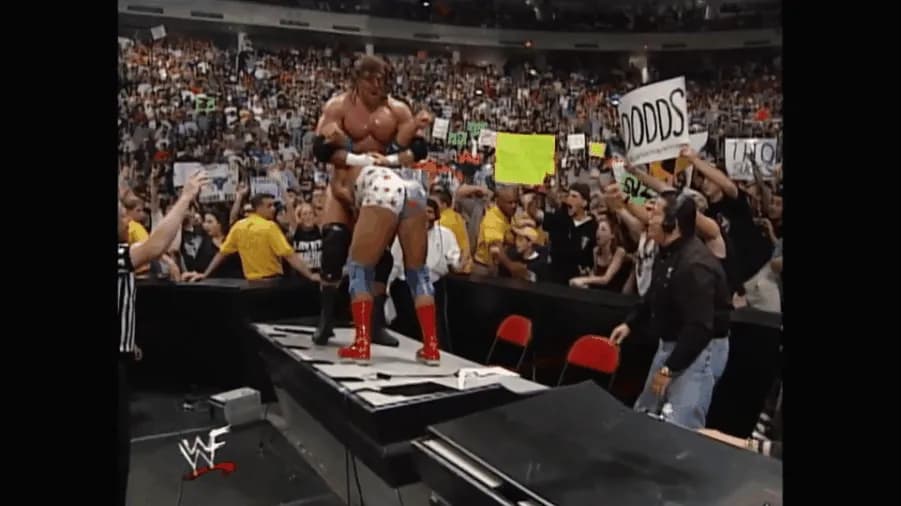 https://cultaholic.com/files/images/af80e75681f1a5f84c465548702b1b7634703c12-ANGLE-TRIPLE-H-SUMMERSLAM-2000.gif